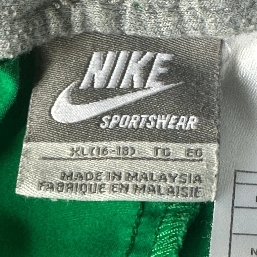 Nike Sportswear Solid Athletic Shorts Green Sporty Drawstring Size XL 16-18